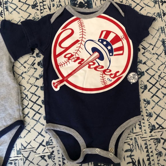 ❤️Bundle set of 2 Yankees Genuine Merchandise Short Sleeve Onesies 6/9 months - Picture 3 of 5